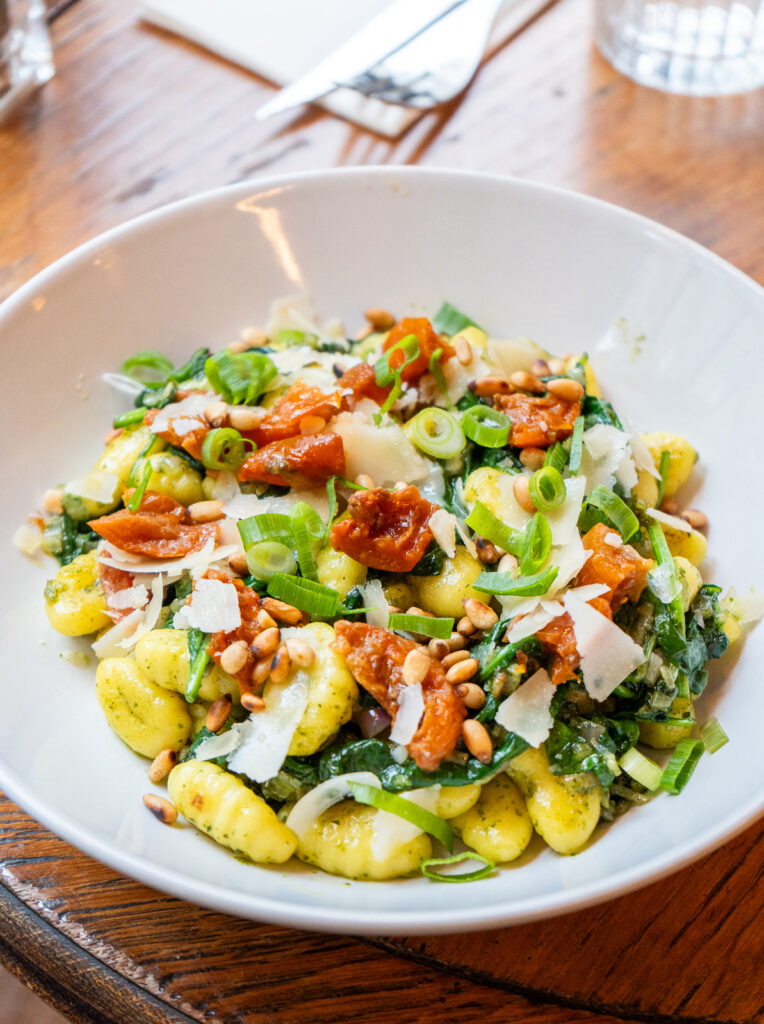Dégustez une cuisine française authentique au Café Madame, restaurant situé à Paris 6, à deux pas du Jardin du Luxembourg